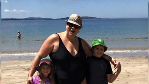 Mother poses with 2 children – then looks closely at the picture and chases after her camera